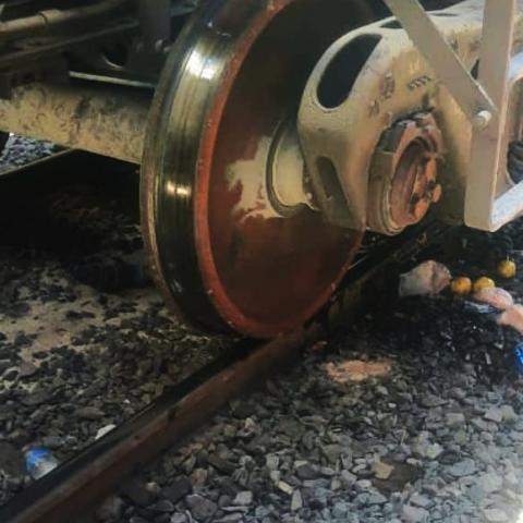 Una parte del cuerpo quedó dentro de las vías del tren y la otra mitad por fuera