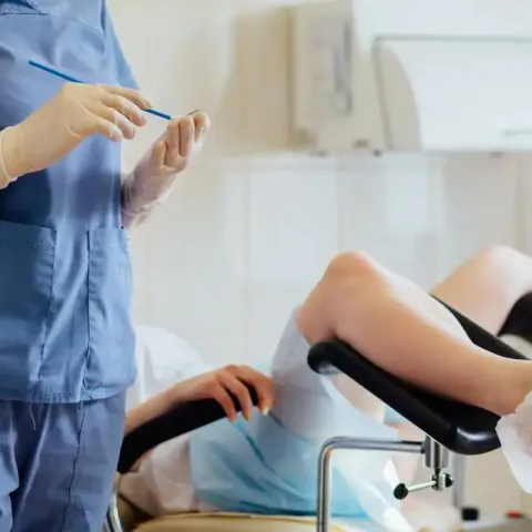 Mujer en consultorio ginecológico