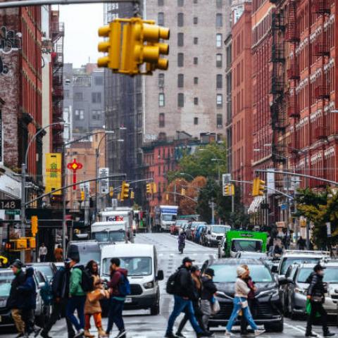 Nueva York adeuda 130 mdd a hoteles utilizados como albergues para migrantes