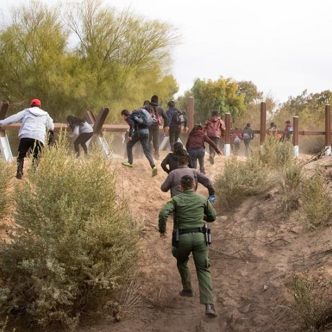 Policías texanos podrán detener a migrantes solo por su apariencia