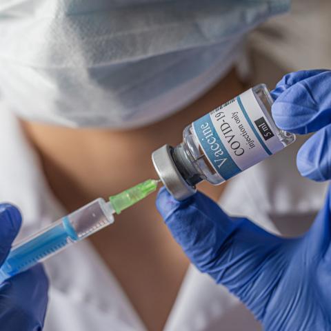 Faltan vacunas contra el COVID en centros de salud, pero no en farmacias particulares