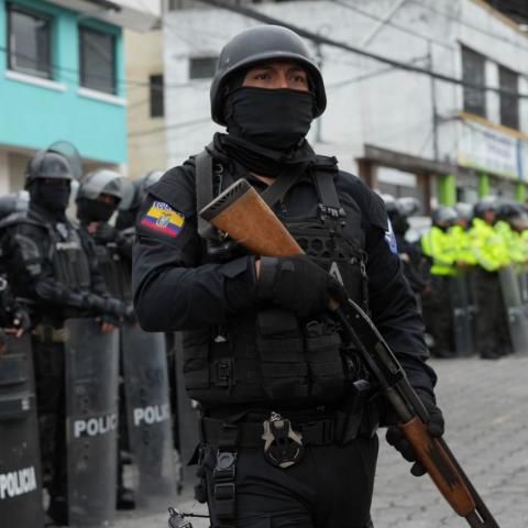 Ecuador detiene 329 criminales en guerra contra la violencia y el narcotráfico
