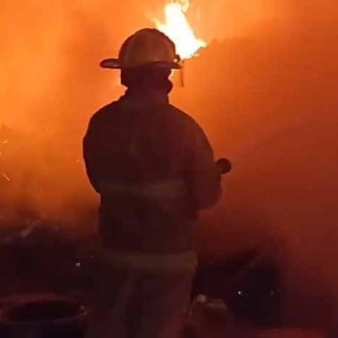 Los Bomberos Estatales y Municipales de aquel lugar trabajaron de manera coordinada desde las 04:00 de la madrugada