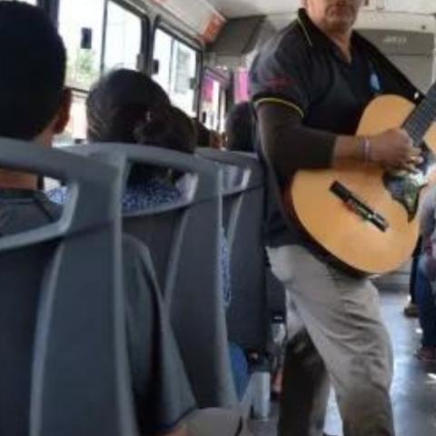 Cantante en el transporte público