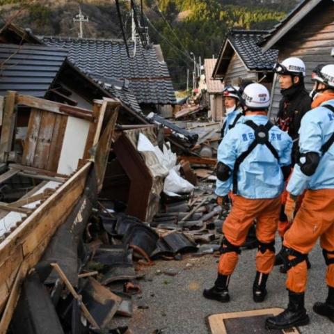 Aumenta a 64 el número de víctimas mortales tras sismo de 7.6 en Japón