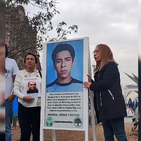 Madres buscadoras de migrantes instalan memorial frente a Palacio Nacional