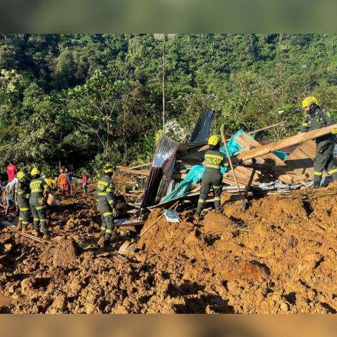 Deslizamiento de tierra deja 23 muertos y decenas de atrapados