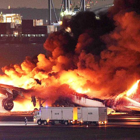 Reabren pista en aeropuerto Haneda de Tokio tras choque de aviones