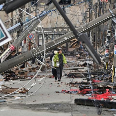 Aumentan a 92 los muertos y 242 desaparecidos tras sismo en Japón