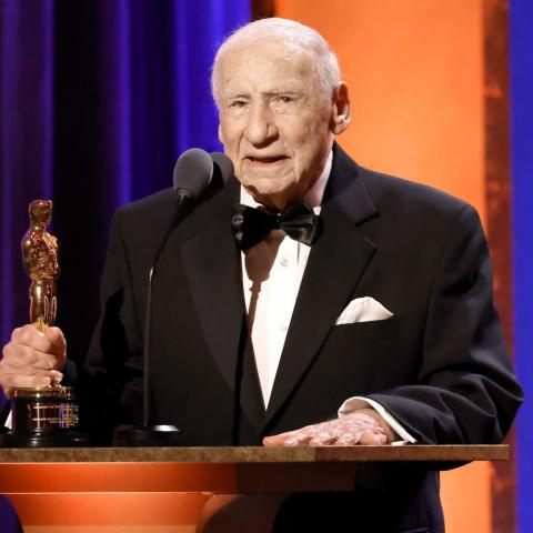 Mel Brooks recibe Oscar honorífico a los 97 años