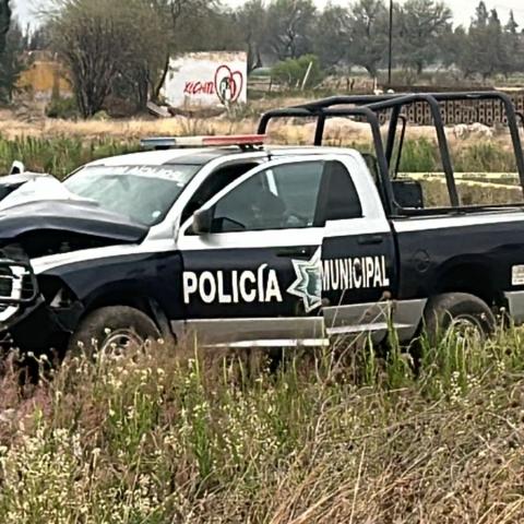 Motociclistas mueren al no hace alto obligatorio en carretera y ser embestidos por una patrulla de Tepezalá