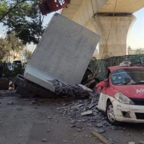 Colapsa parte del Tren Interurbano México-Toluca sobre dos vehículos