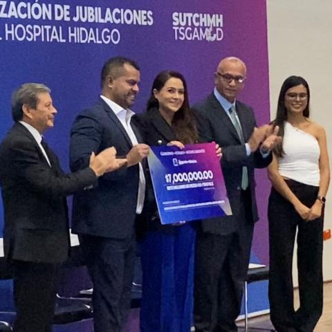 Entrega de cheque simbólico por $7 millones