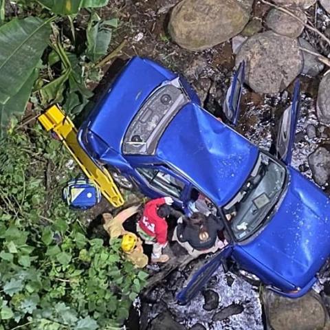 Pareja de Michoacán sobrevive a caída en barranco, son rescatados tras 18 horas atrapados