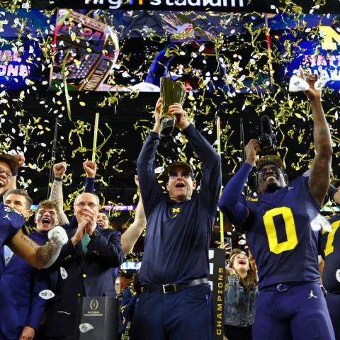 Los Wolverines del Coach, Jim Harbaugh, derrotaron a los Huskies 34-13.