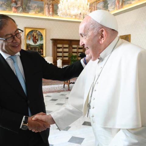 Gustavo Petro y el Papa Francisco abordan estrategias de paz en el Vaticano 