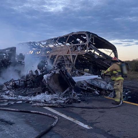 Choque de autobus y trailer deja 22 muertos y múltiples heridos calcinados por incendio