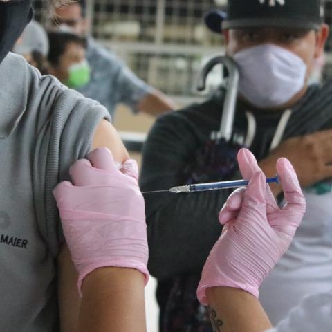 Gobierno federal reconoce aumento de contagios COVID e insiste en la vacunación
