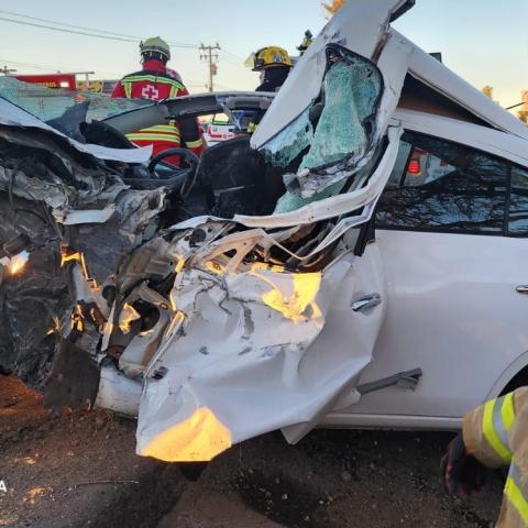 La pesaba unidad bajó la velocidad para utilizar un retorno, pero el auto que venía atrás se desplazaba a exceso de velocidad