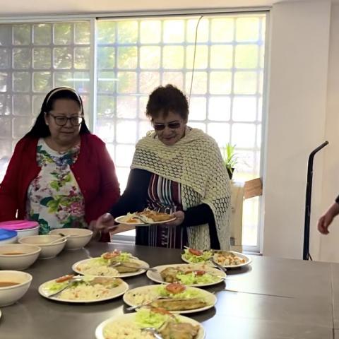 Adultos mayores pueden comer sano y gratis en alguno de los 17 comedores públicos