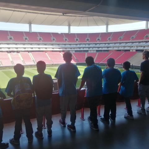 Jóvenes de la Casa DIF Estatal visitan el estadio Akron