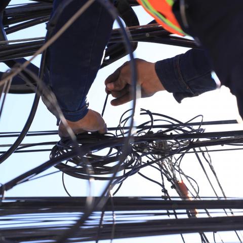 Retiran cableado de telecomunicación de postes en la ciudad 