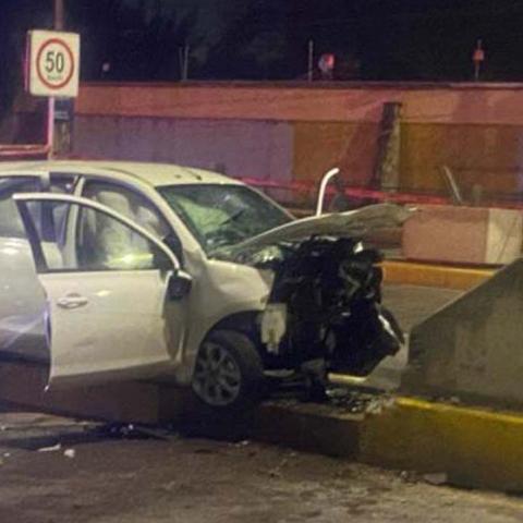 El motor de su auto terminó en los asientos del conductor y copiloto tras el violento choque