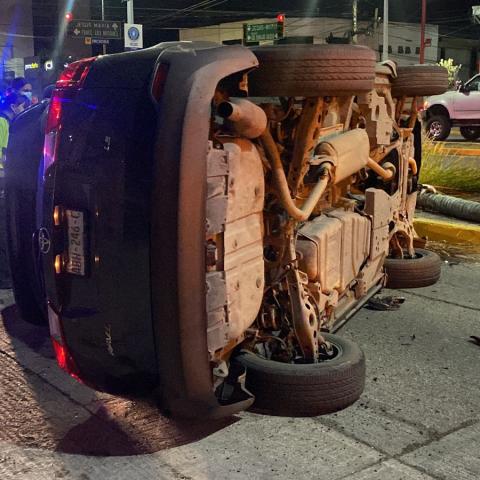 Quedó atrapada en el vehículo, pero tras ser rescatada se confirmó que no sufrió lesiones