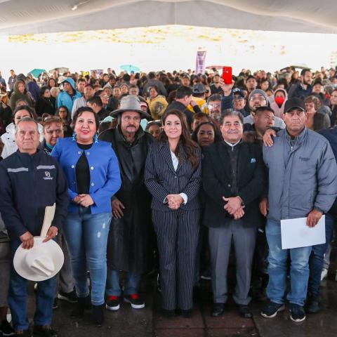 Gobernadora entrega apoyos de construcción: cuartos adicionales, impermeabilizantes, calentadores solares...