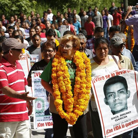 Manifestantes por Ayotzinapa 