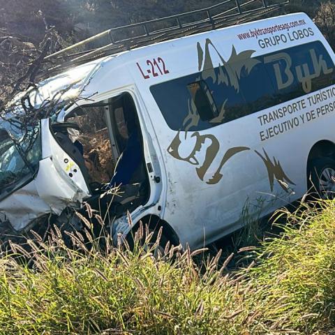 Dos lesionados tras caer una combi a un desnivel en la 45 sur