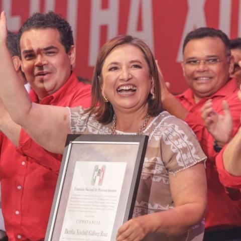 XOCHITL GALVEZ RECIBE CONSTANCIA