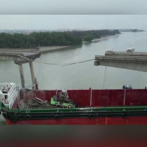 Cinco personas mueren tras el choque de un buque contra un puente, en China