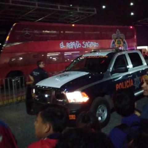 Policías de Aguascalientes escoltan a futbolistas de las Chivas del Guadalajara