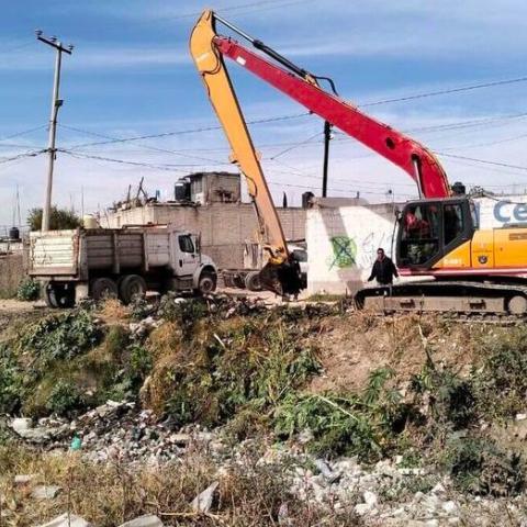 Hallan restos humanos en canal de aguas negras de Ecatepec