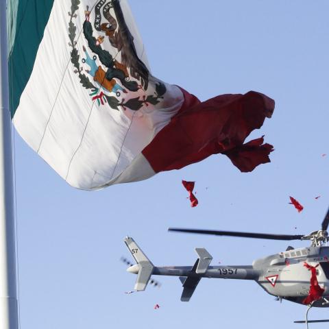 Helicóptero militar corta accidentalmente la Bandera de México
