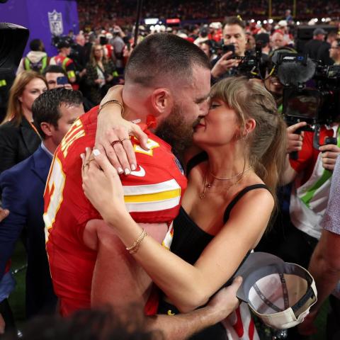 Taylor Swift y Travis Kelce se besan y celeb