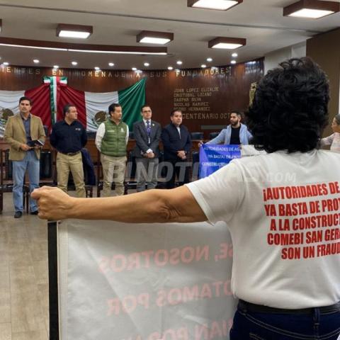 Manifestantes con autoridades