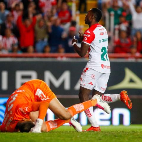 Necaxa se impone a Chivas 