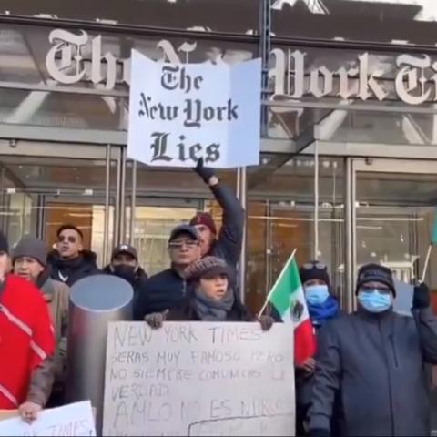 Simpatizantes de AMLO protestan en la sede del NYT