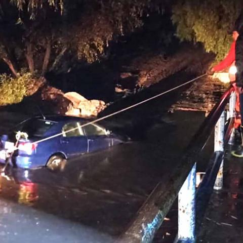 El vehículo quedó varado debido a que el agua casi cubrió por completo el cofre