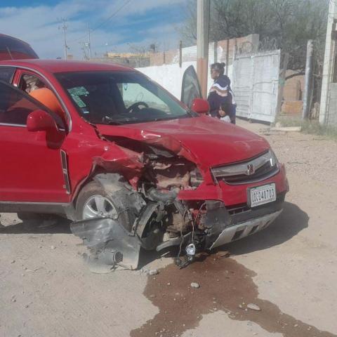 Una conductora se incorporó a la carretera sin precaución y se atravesó al paso veloz de la otra unidad