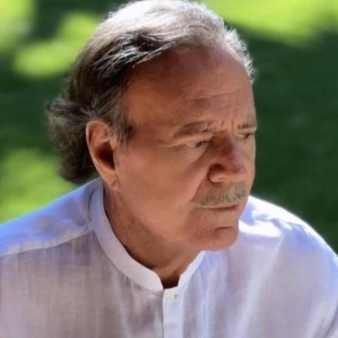 Julio Iglesias anuncia que Netflix hará su bioserie