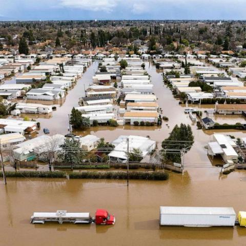 Inundaciones y apagones generan estado de emergencia en California 