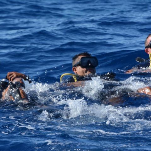 Militares se pierden en el Pacífico durante una práctica acuática