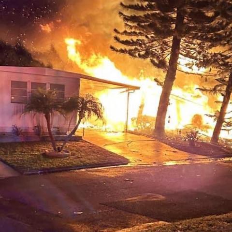  Avioneta se estrella e incendia parque de casas rodantes, en Florida