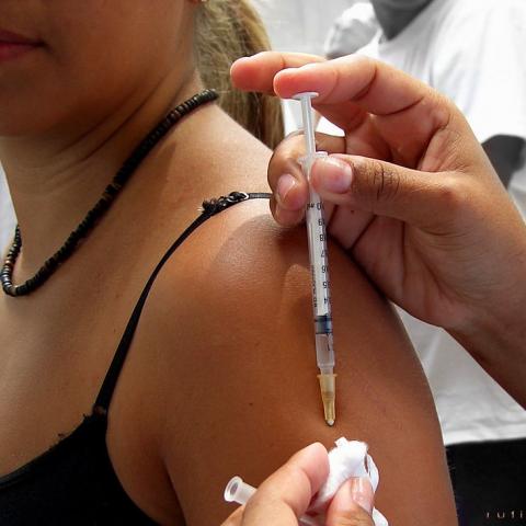 Persona siendo vacunada