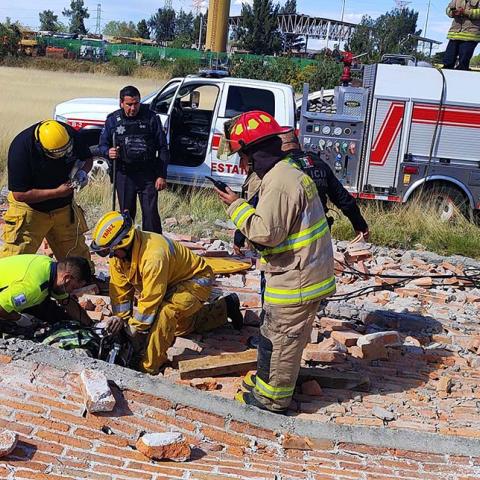 Dos trabajadores más resultaron gravemente heridos y fueron trasladados a un hospital