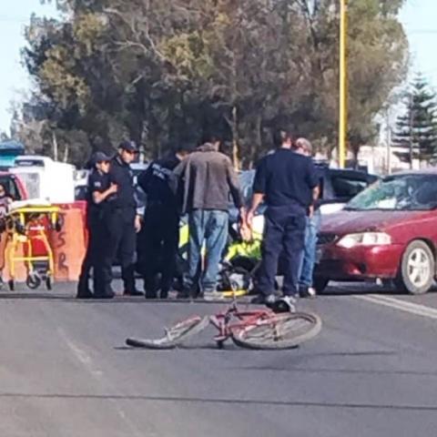 Intentó cruzar la 70 poniente a la altura de la Soledad y fue embestido por un auto