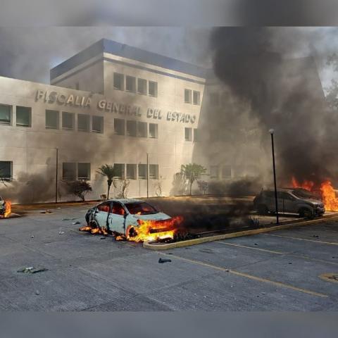 Con cohetones y petardos, normalistas de Ayotzinapa atacan Fiscalía de Chilpancingo